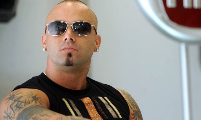 Wisin presentó su nuevo sencillo  Vacaciones a través de Facebook live