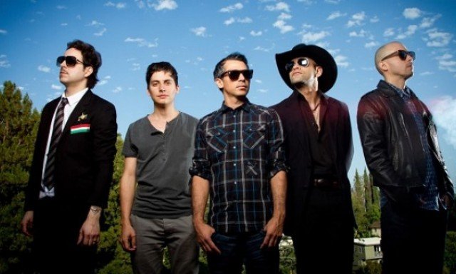 Kinky regresa a sus raíces electrónicas con el tema "Desaparecer"